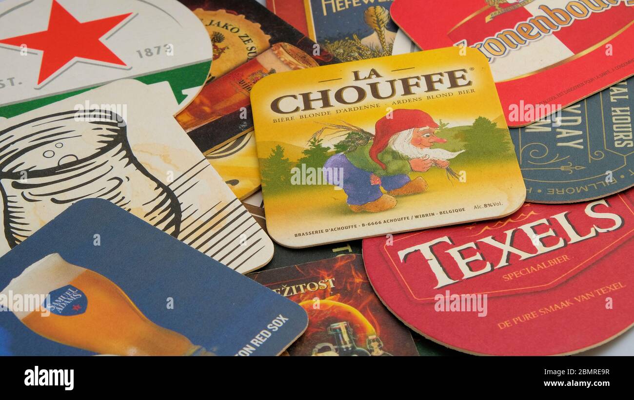 Assortiment de dessous de verre ou de dessous de verre pour bières et bières européennes : la Chouffe, Texels, Heineken, Kronenbourg, Duvel. Banque D'Images Assortiment de dessous de verre ou de dessous de verre pour bières et bières européennes : la Chouffe, Texels, Heineken, Kronenbourg, Duvel. Banque D'Images