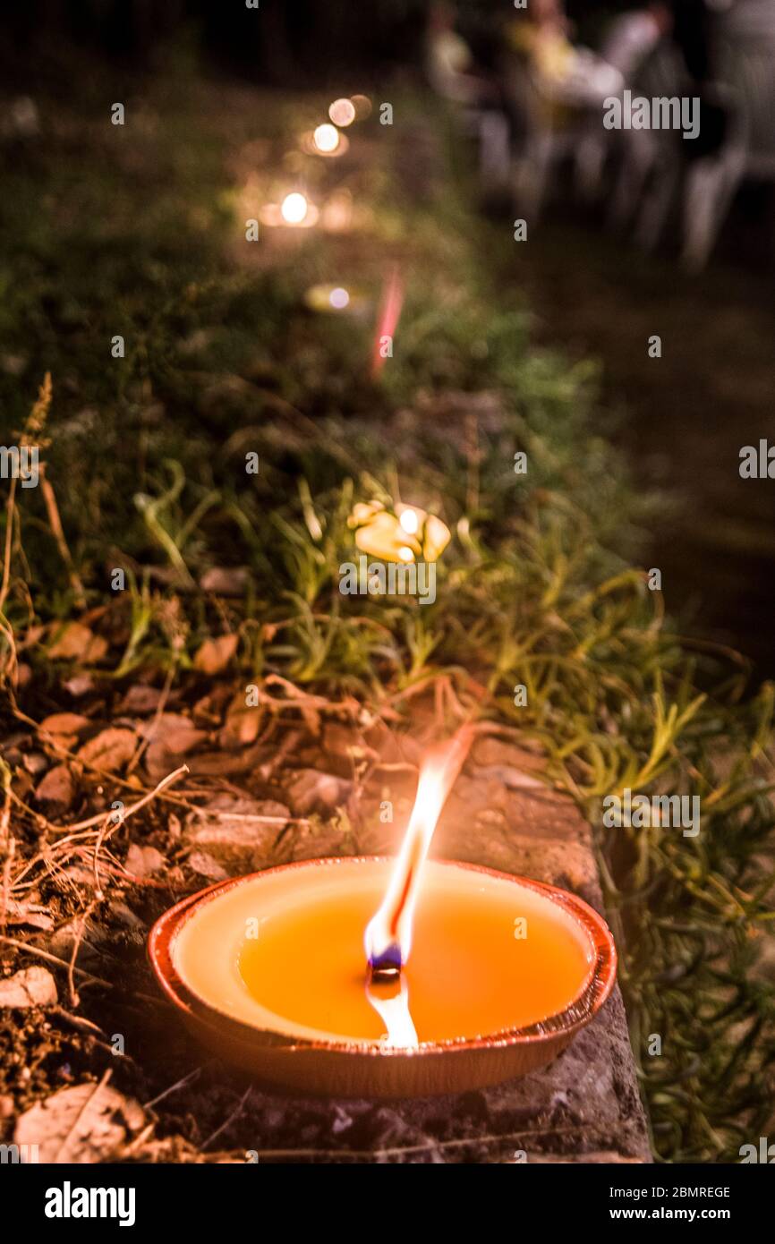 les lumières de bougie éclairent le chemin dans l'obscurité de la vie et  donnent l'espoir Photo Stock - Alamy