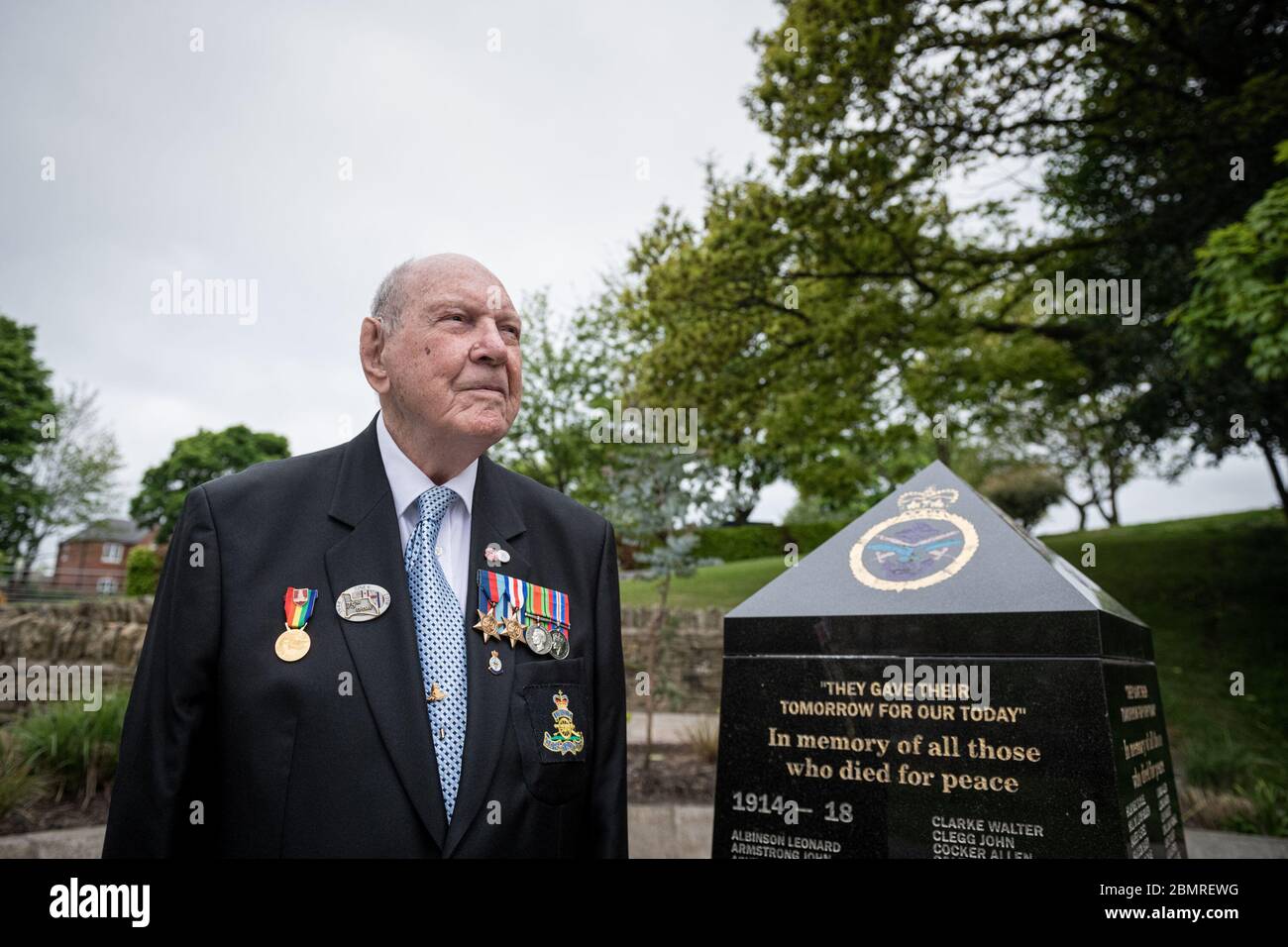 Manchester Royaume Uni 8 Mai Un Veteran Du Jour J De 95 Ans Lance Bombardier Roy Smith Artillerie Royale Est Seul Au Monument Commemoratif De Guerre Du Parc Royton Le 75e Anniversaire