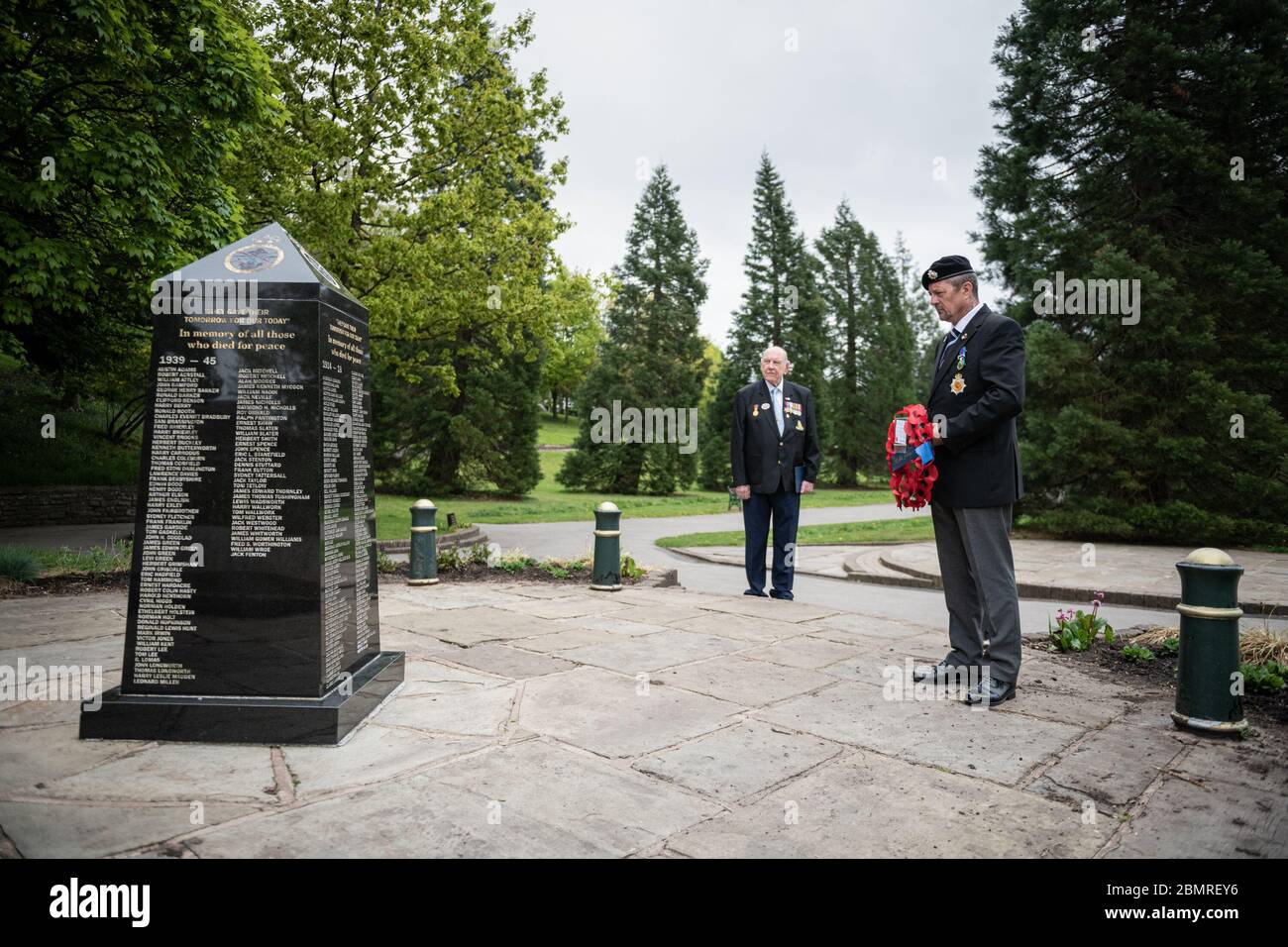 Manchester, Royaume-Uni. 8 mai 2020. Le pilote du corps royal des transports Carl Holly est accompagné d'un vétéran du jour J de 95 ans, lance Bombardier Roy Smith, Artillerie royale, lors de la commémoration.le 75e anniversaire du Ve jour, lorsque la victoire en Europe sur les Allemands a été annoncée pendant la deuxième Guerre mondiale, Commémoré lors des restrictions au confinement de la pandémie COVID-19 du coronavirus. Crédit : Kenny Brown/SOPA Images/ZUMA Wire/Alay Live News Banque D'Images