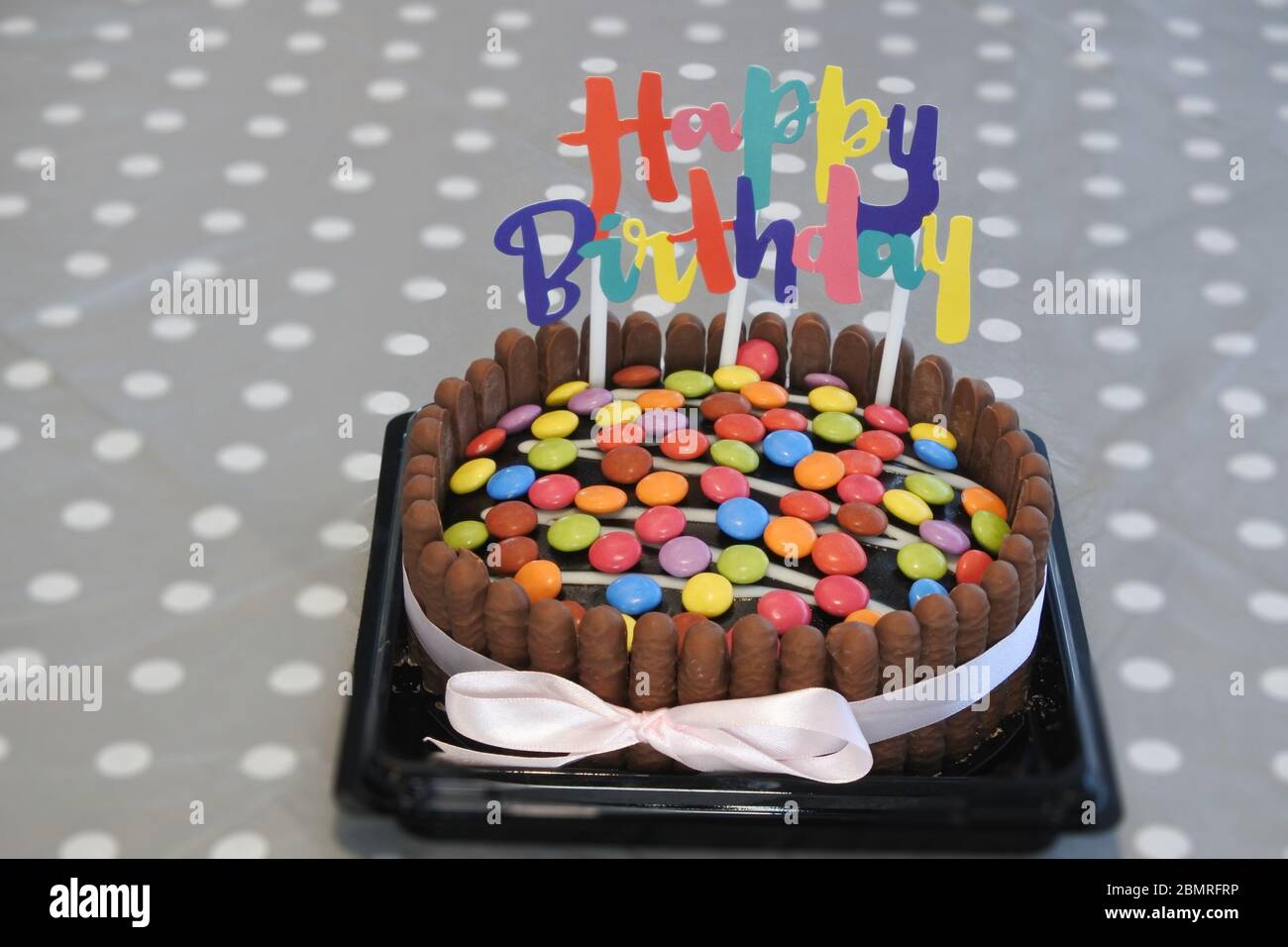 Affiche D Anniversaire Sur Un Gateau D Anniversaire Decore De Bonbons Au Chocolat Sur Une Table De Fete Photo Stock Alamy