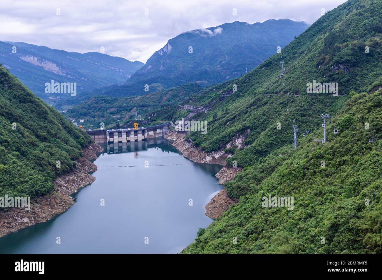 Barrage et paysage environnant au barrage de Wulong à Chongqing, en Chine. En été avec un niveau d'eau bas par une journée ensoleillée. Banque D'Images