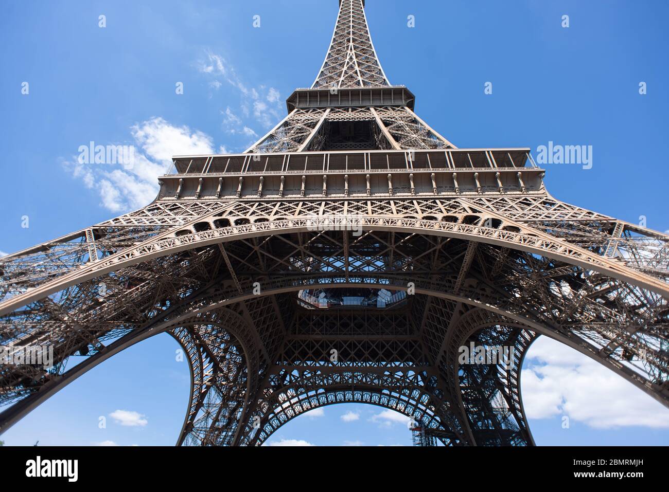 La Tour Eiffel à Paris sur fond de ciel bleu. France. Vue de dessous. Meilleure destination en Europe. Banque D'Images