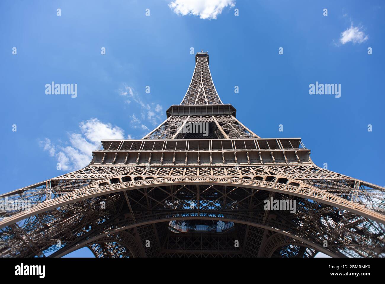 La Tour Eiffel à Paris sur fond de ciel bleu. France. Vue de dessous. Meilleure destination en Europe. Banque D'Images