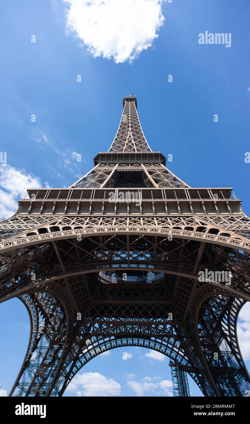 La Tour Eiffel à Paris sur fond de ciel bleu. France. Vue de dessous. Meilleure destination en Europe. Banque D'Images