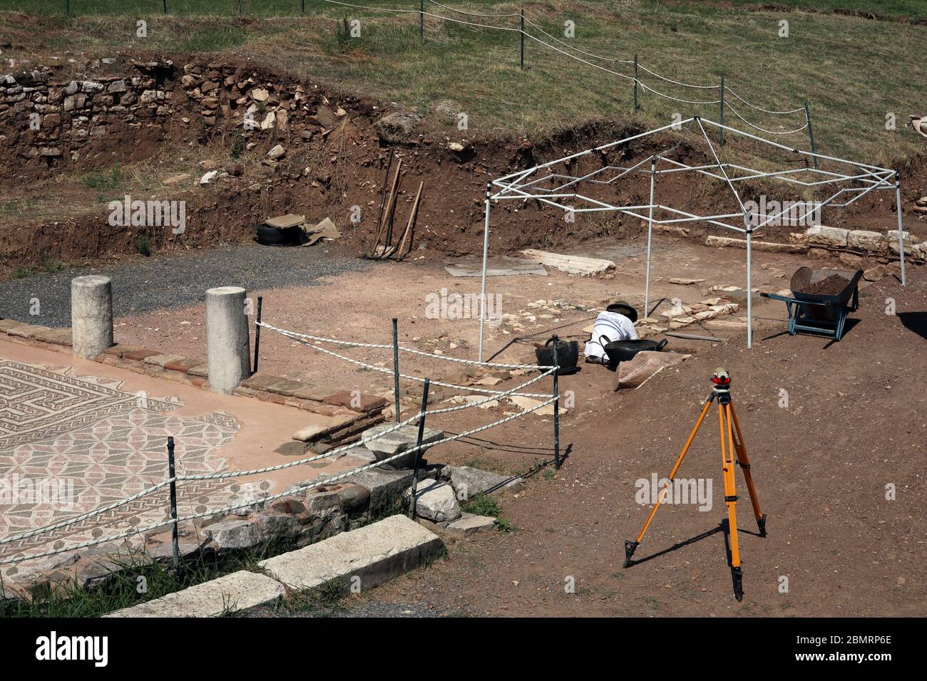 Archéologue travaillant sur la villa romaine, Messini, Grèce Banque D'Images