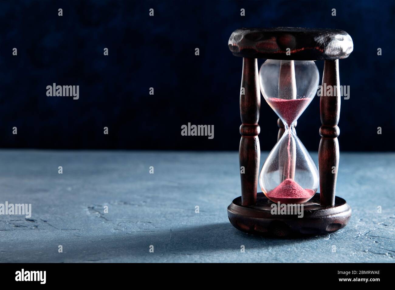 Concept De Temps Sablier Avec Du Sable Qui Tombe Sur Un Fond Sombre Avec Un Endroit Pour Le Texte Photo Stock Alamy