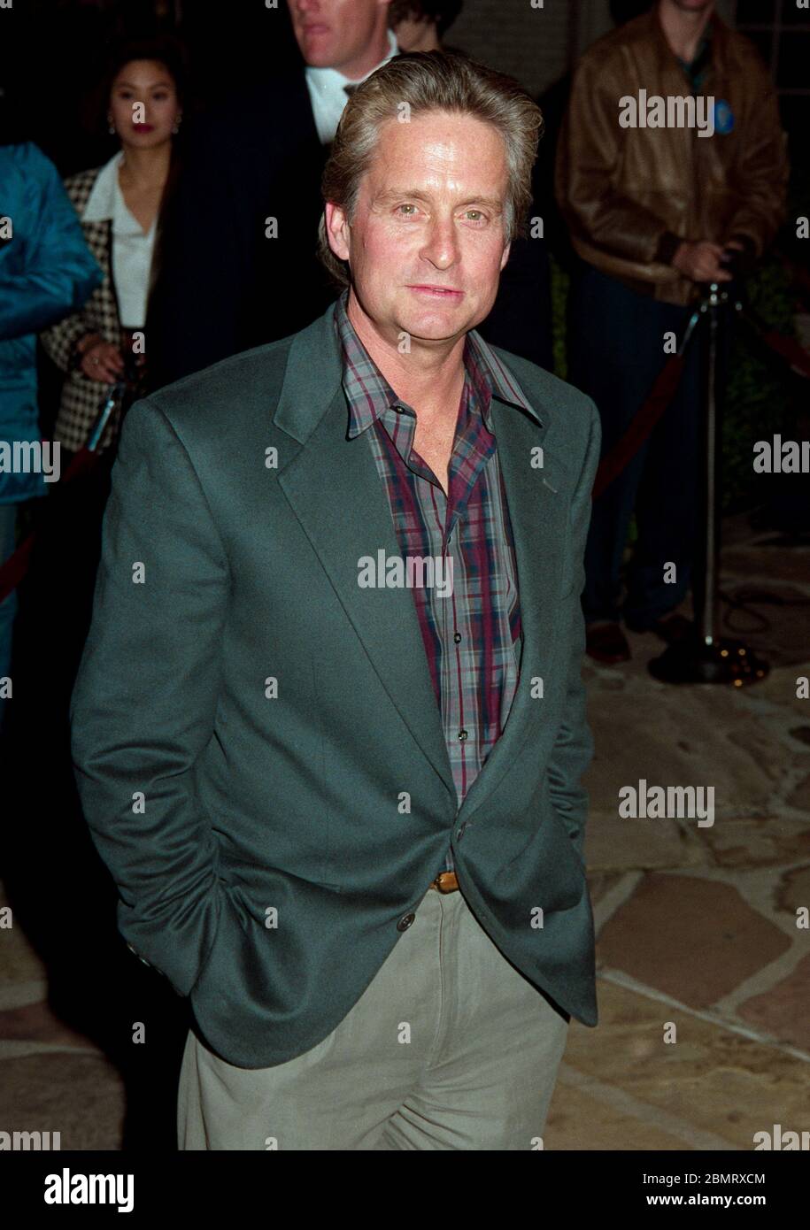 LOS ANGELES, CALIFORNIE. 22 février 1993: Acteur Michael Douglas à la première de 'Falling Down' à Los Angeles. Photo de fichier © Paul Smith/Featureflash Banque D'Images