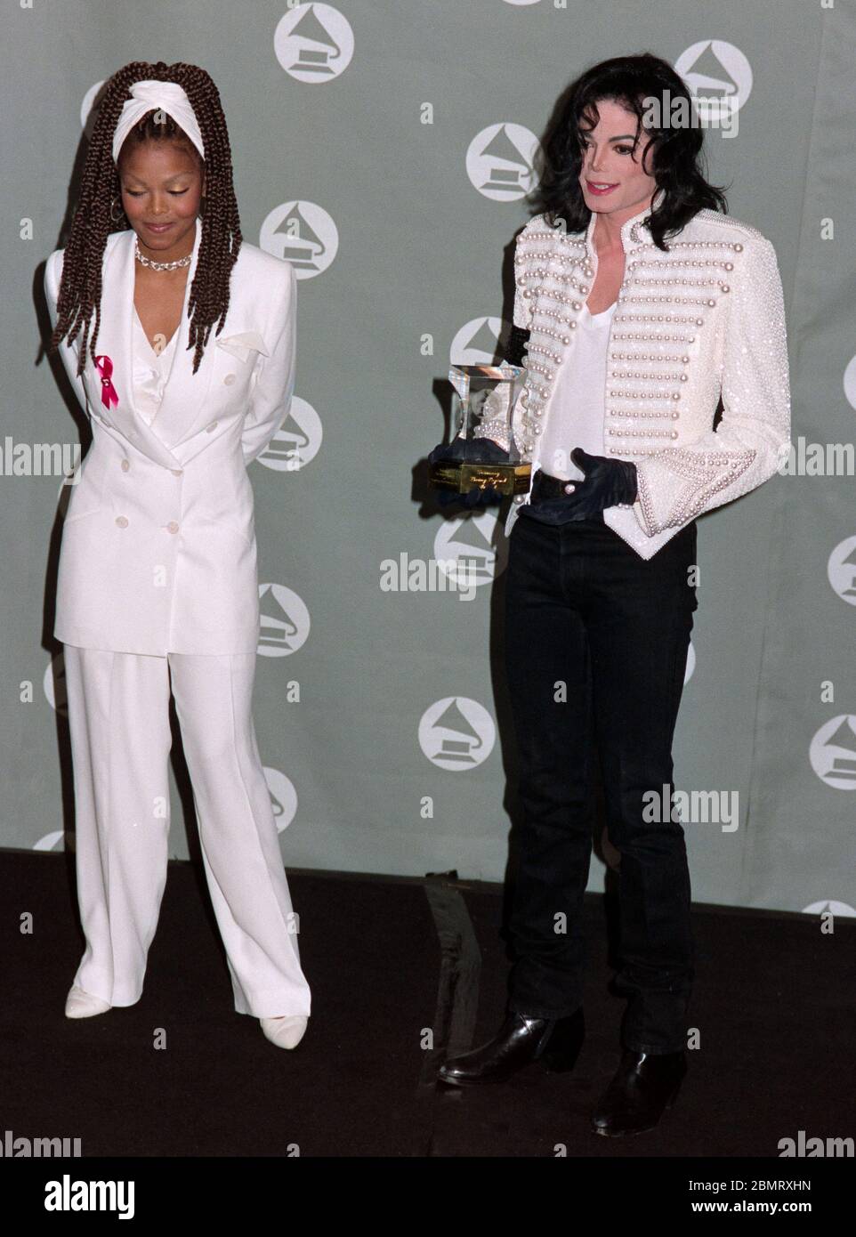 LOS ANGELES, CALIFORNIE. 24 février 1993 : Michael Jackson, pop stars, et Janet Jackson, sœur, aux Grammy Awards 1993 à Los Angeles. Photo de fichier © Paul Smith/Featureflash Banque D'Images