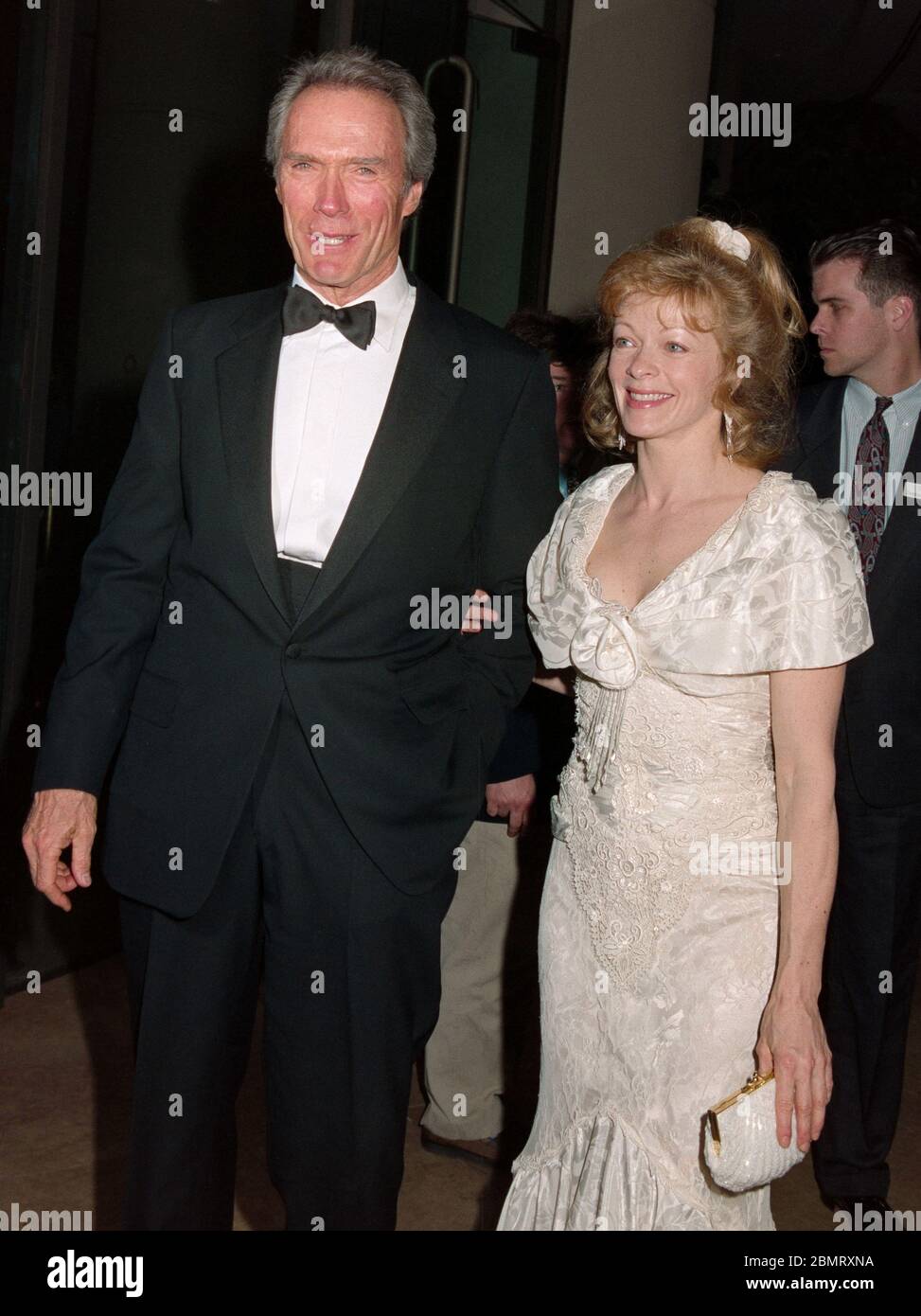 LOS ANGELES, CALIFORNIE. 6 mars 1993 : l'acteur/réalisateur Clint Eastwood et l'actrice Frances Fisher au Directors Guild of America Awards à Los Angeles. Photo de fichier © Paul Smith/Featureflash Banque D'Images