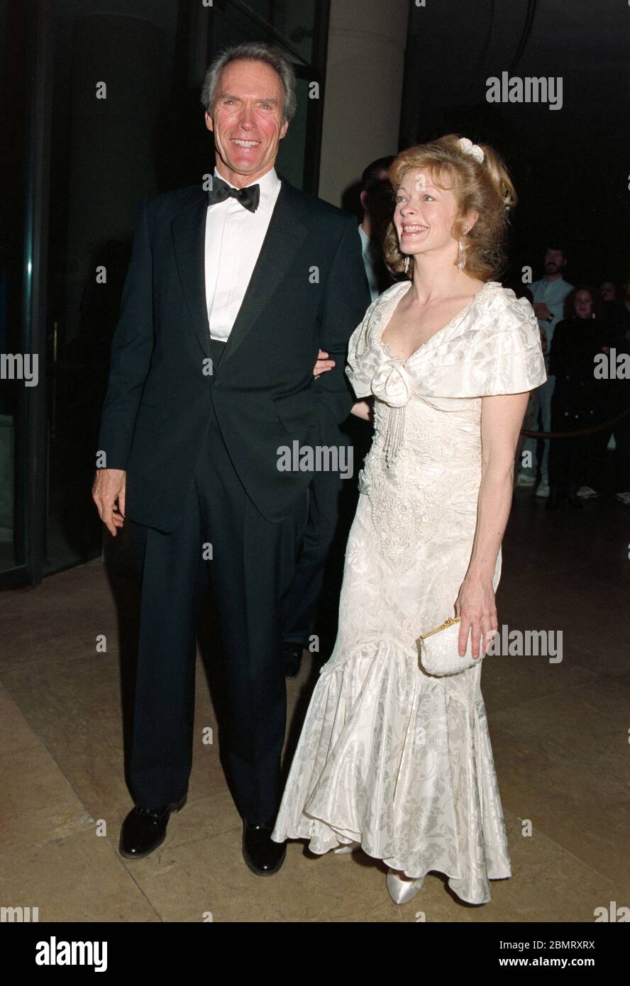LOS ANGELES, CALIFORNIE. 6 mars 1993 : l'acteur/réalisateur Clint Eastwood et l'actrice Frances Fisher au Directors Guild of America Awards à Los Angeles. Photo de fichier © Paul Smith/Featureflash Banque D'Images