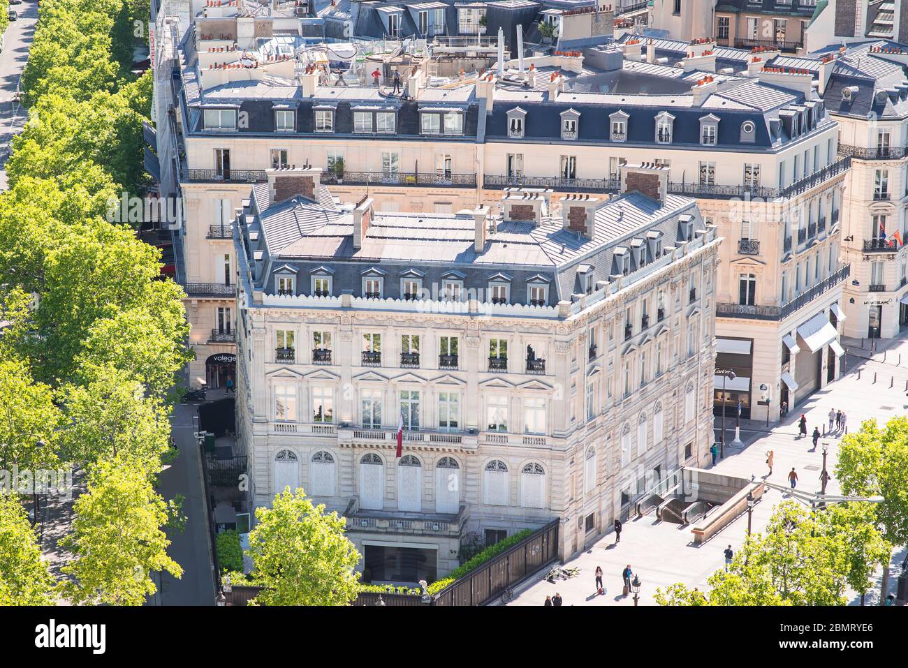 Paris. France - 15 mai 2019 : ancien bâtiment sur l'avenue des champs Elysées à côté de l'Arc de Triomphe. Vue de l'Arc de Triomphe à Paris. France. Banque D'Images