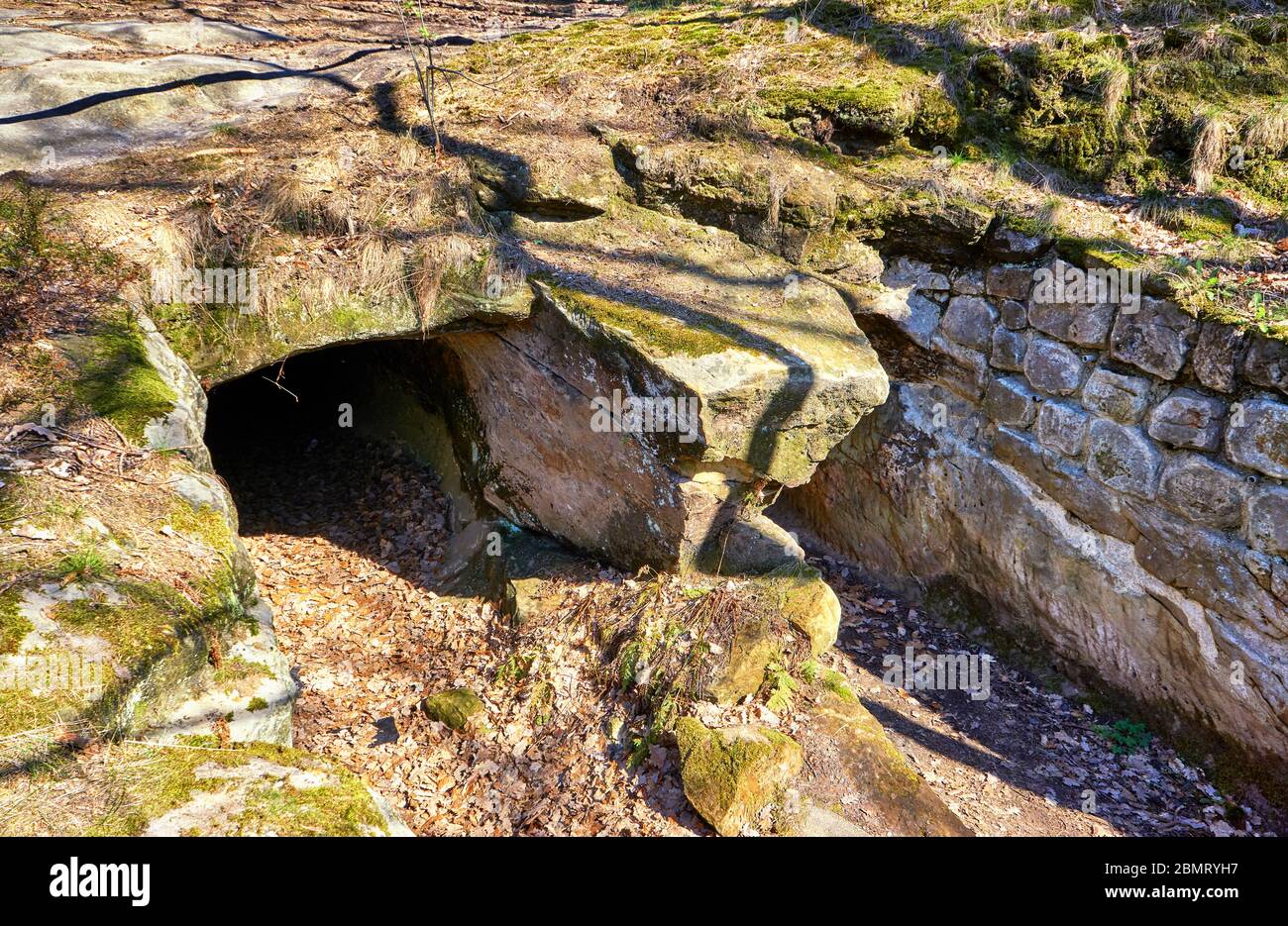 Entrée dans une grotte dans le paysage de roche de grès à Blankenburg. Parc national de Harz. Saxe-Anhalt, Allemagne. Banque D'Images