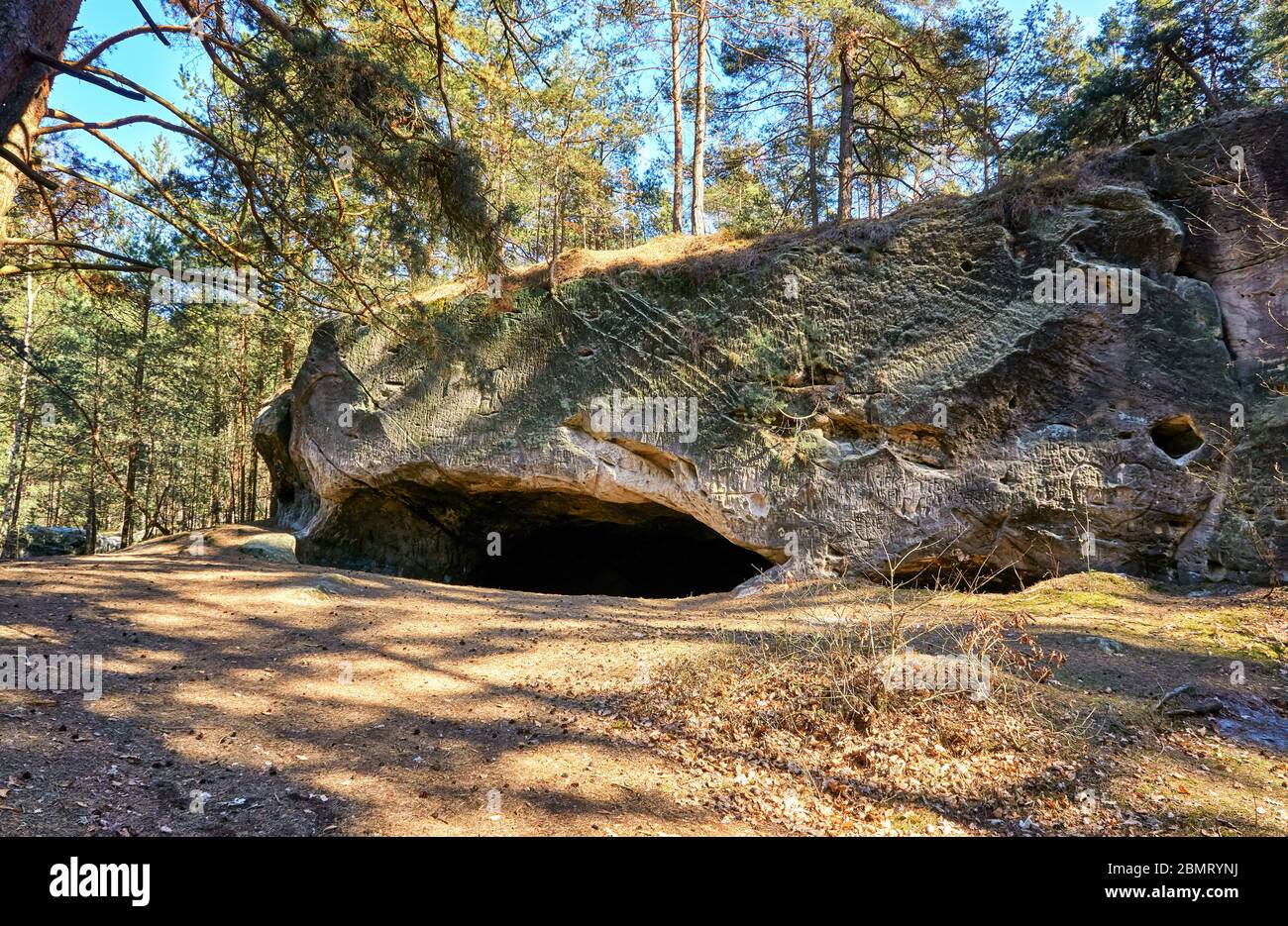 Grotte mystérieuse dans le paysage de roche de grès à Blankenburg. Parc national des montagnes Harz. Saxe-Anhalt, Allemagne. Banque D'Images