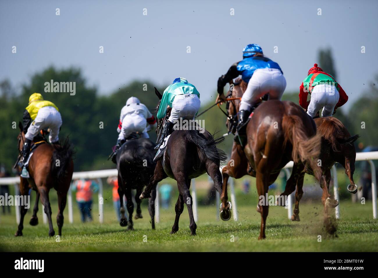 Feature, foule, champ en action, photographié de l'arrière, course 8e prix de la catégorie E de Duempten, course hippique, journée de course à l'hippodrome de Raffelberg, le 9 mai 2020 à Muelheim an der Ruhr/Allemagne. Â | utilisation dans le monde entier Banque D'Images