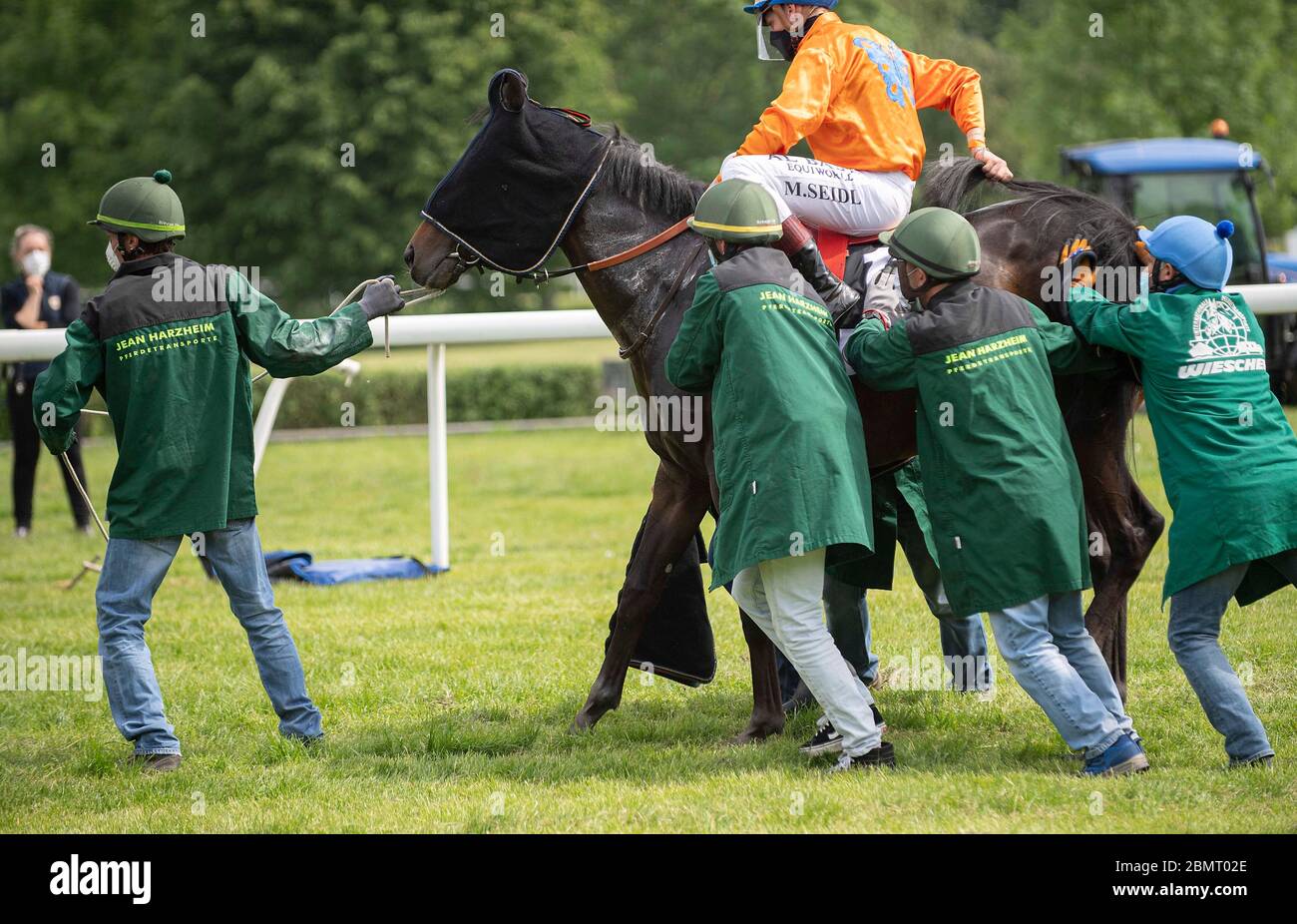 Les aides poussent Wild Paillon avec Martin SEIDL (jockey) dans la boîte de départ, démarrer, démarrer la machine, courses hippiques, jour de course à l'hippodrome Raffelberg, le 9 mai 2020 à Muelheim an der Ruhr/Allemagne. Â | utilisation dans le monde entier Banque D'Images