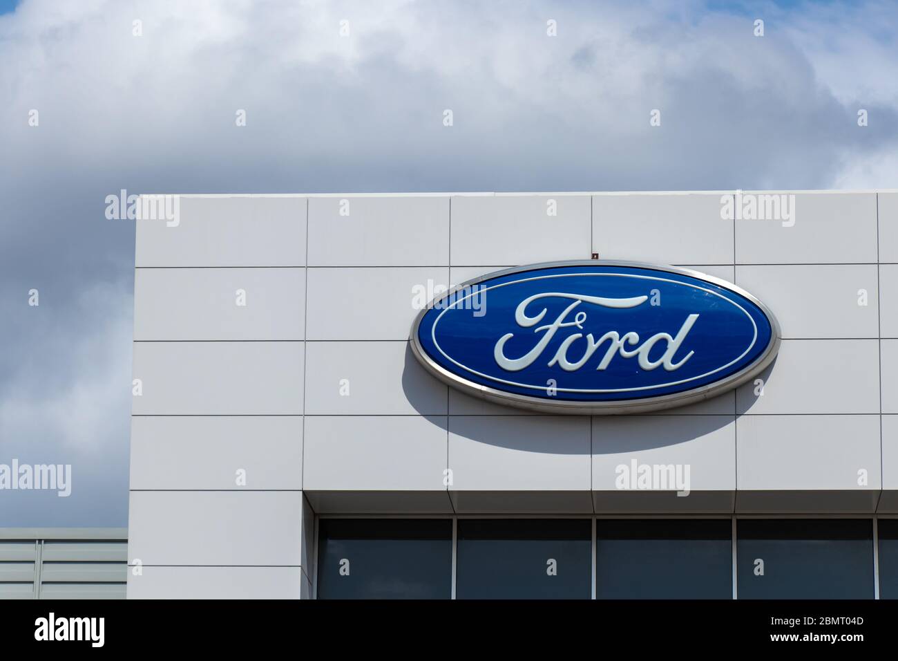 Ford Motor Company, emblème ovale bleu au sommet de l'édifice de bureaux du complexe d'assemblage d'Oakville. Banque D'Images