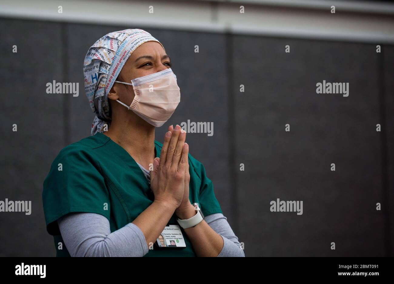 Beijing, États-Unis. 9 mai 2020. Samantha Giambalvo, infirmière itinérante de l'Alabama qui travaille à New York depuis avril 6, observe que les pompiers et les résidents apprécient les travailleurs de la santé devant le NYU Langone Medical Center de New York, aux États-Unis, le 9 mai 2020. La Journée internationale des infirmières est célébrée dans le monde entier le 12 mai, à l'occasion de l'anniversaire de Florence Nightingale. Le thème choisi cette année par le Conseil international des infirmières est « soins infirmiers au monde de la santé ». Crédit: Michael Nagle/Xinhua/Alay Live News Banque D'Images