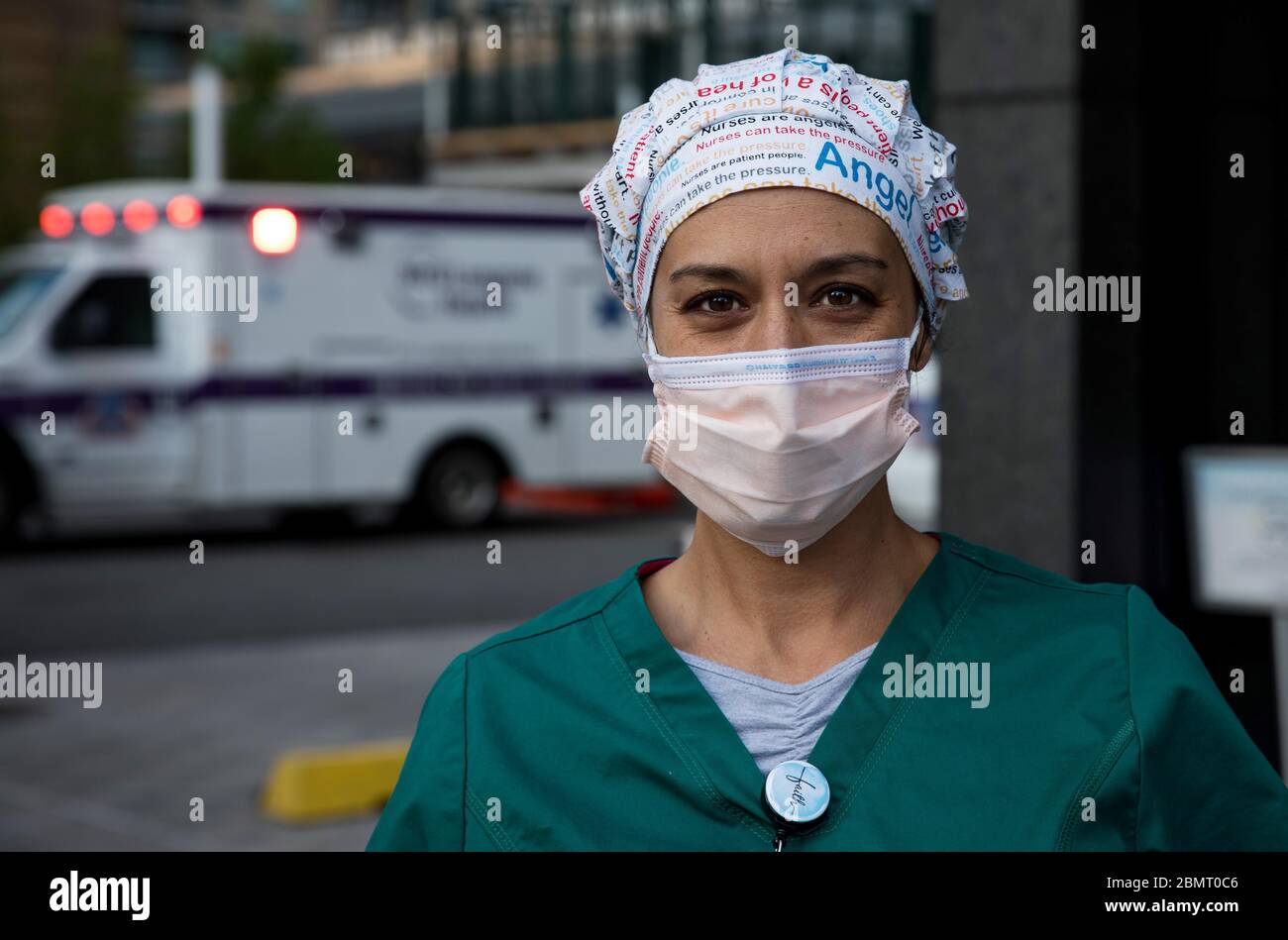 Beijing, États-Unis. 9 mai 2020. Samantha Giambalvo, infirmière itinérante de l'Alabama qui travaille à New York depuis avril 6, représente un portrait devant le NYU Langone Medical Center de New York, aux États-Unis, le 9 mai 2020. La Journée internationale des infirmières est célébrée dans le monde entier le 12 mai, à l'occasion de l'anniversaire de Florence Nightingale. Le thème choisi cette année par le Conseil international des infirmières est « soins infirmiers au monde de la santé ». Crédit: Michael Nagle/Xinhua/Alay Live News Banque D'Images