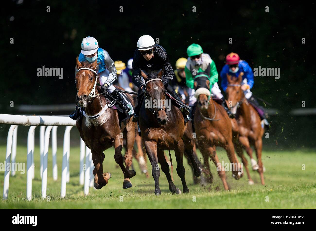 Feature, group, field in action, de gauche à droite Chesnee (IRE) avec Amina Mathony (1ère place), Nantano (IRE) avec Marco Casamento, course 9e prix de Boich, catégorie E, course hippique, jour de course à l'hippodrome de Raffelberg, le 9 mai 2020 à Muelheim an der Ruhr/Allemagne. Â | utilisation dans le monde entier Banque D'Images