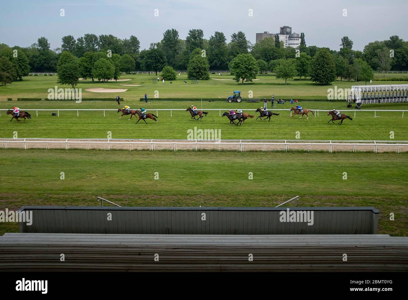 Faites la fête avec des jockeys sur vos chevaux en action sur un circuit vide, un circuit à domicile, une course hippique, le jour de la course à l'hippodrome de Raffelberg, le 9 mai 2020 à Muelheim an der Ruhr/Allemagne. Â | utilisation dans le monde entier Banque D'Images