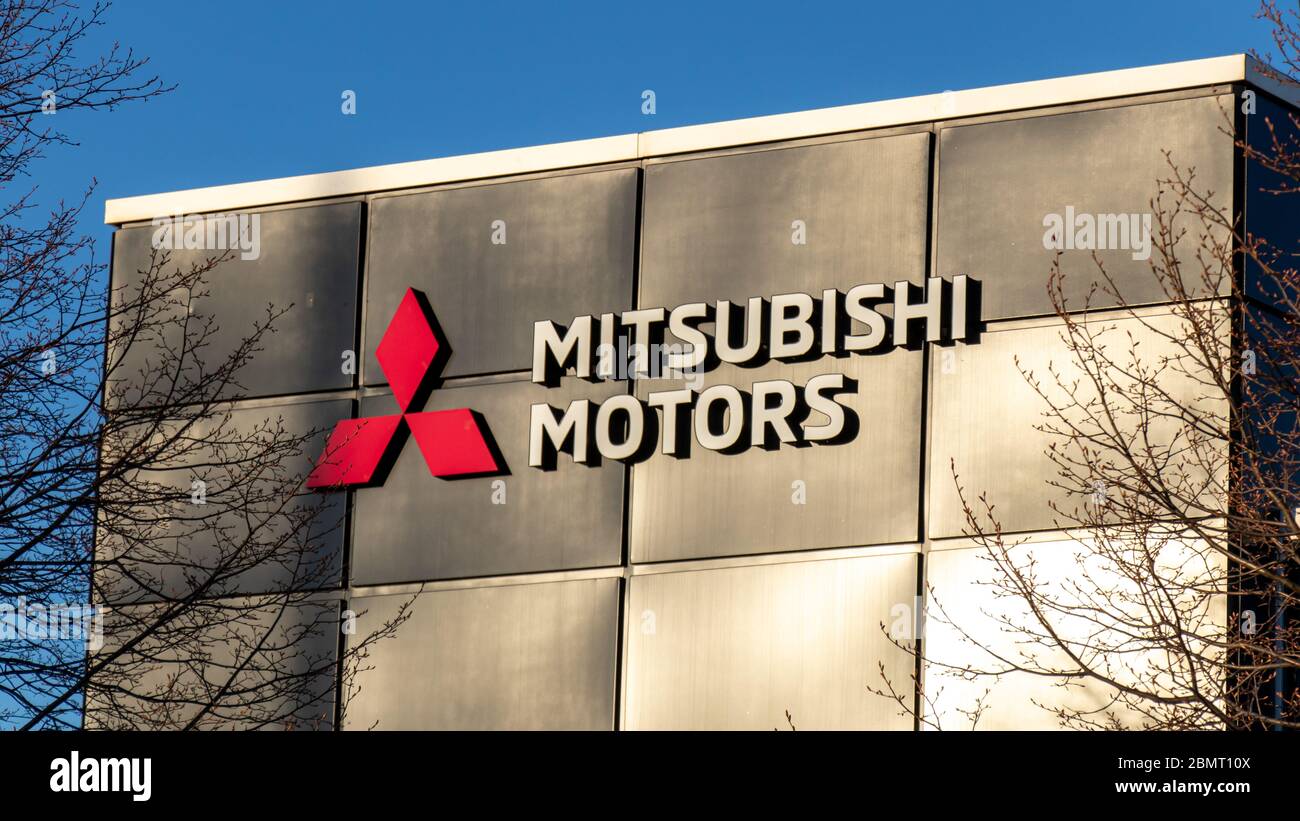 Logo Mitsubishi Motors en regard des arbres à leur siège social canadien près de Toronto. Banque D'Images