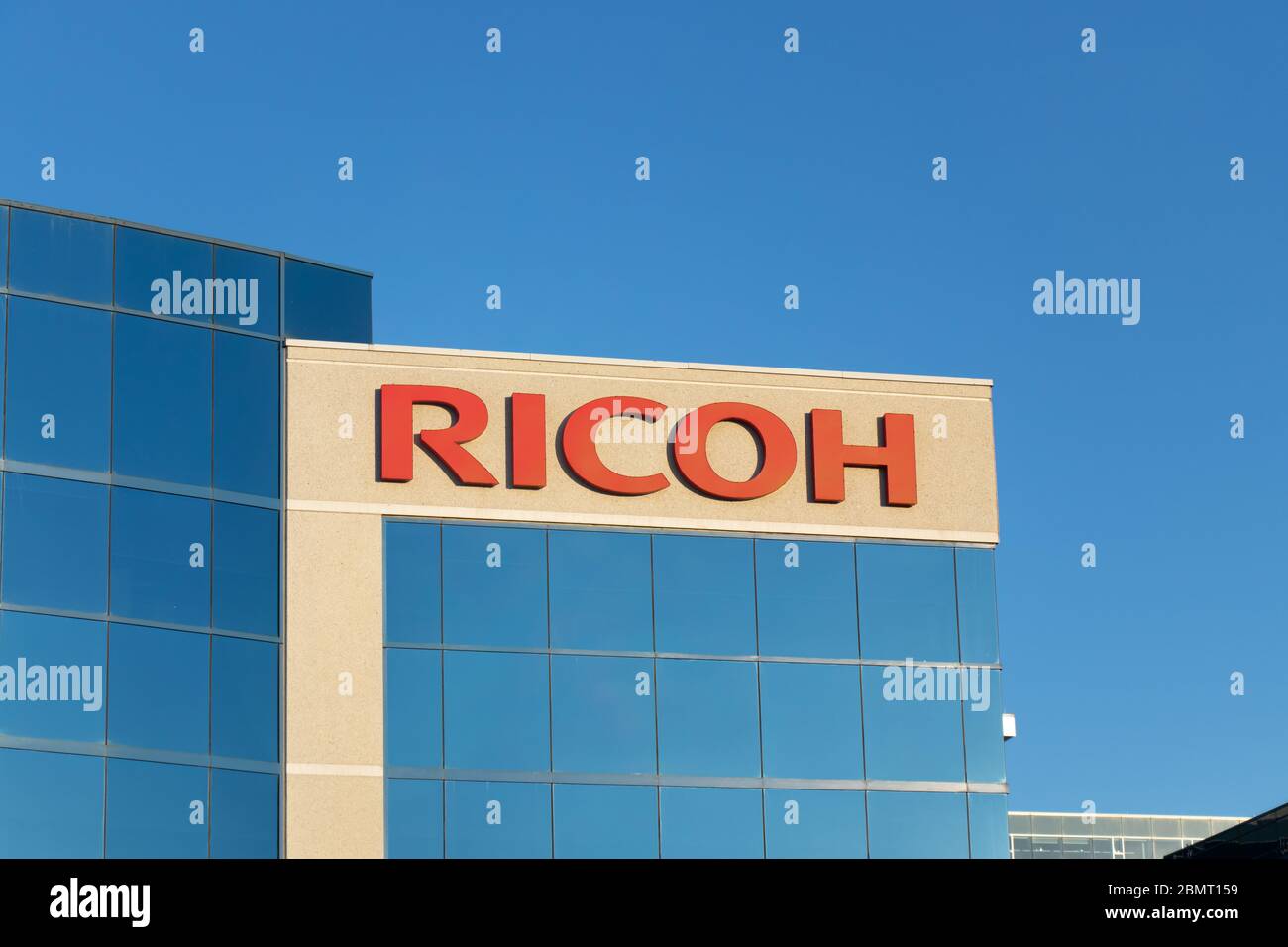 Ricoh logo, une multinationale japonaise d'imagerie et d'électronique sur leur bureau près de Toronto, par temps clair. Banque D'Images