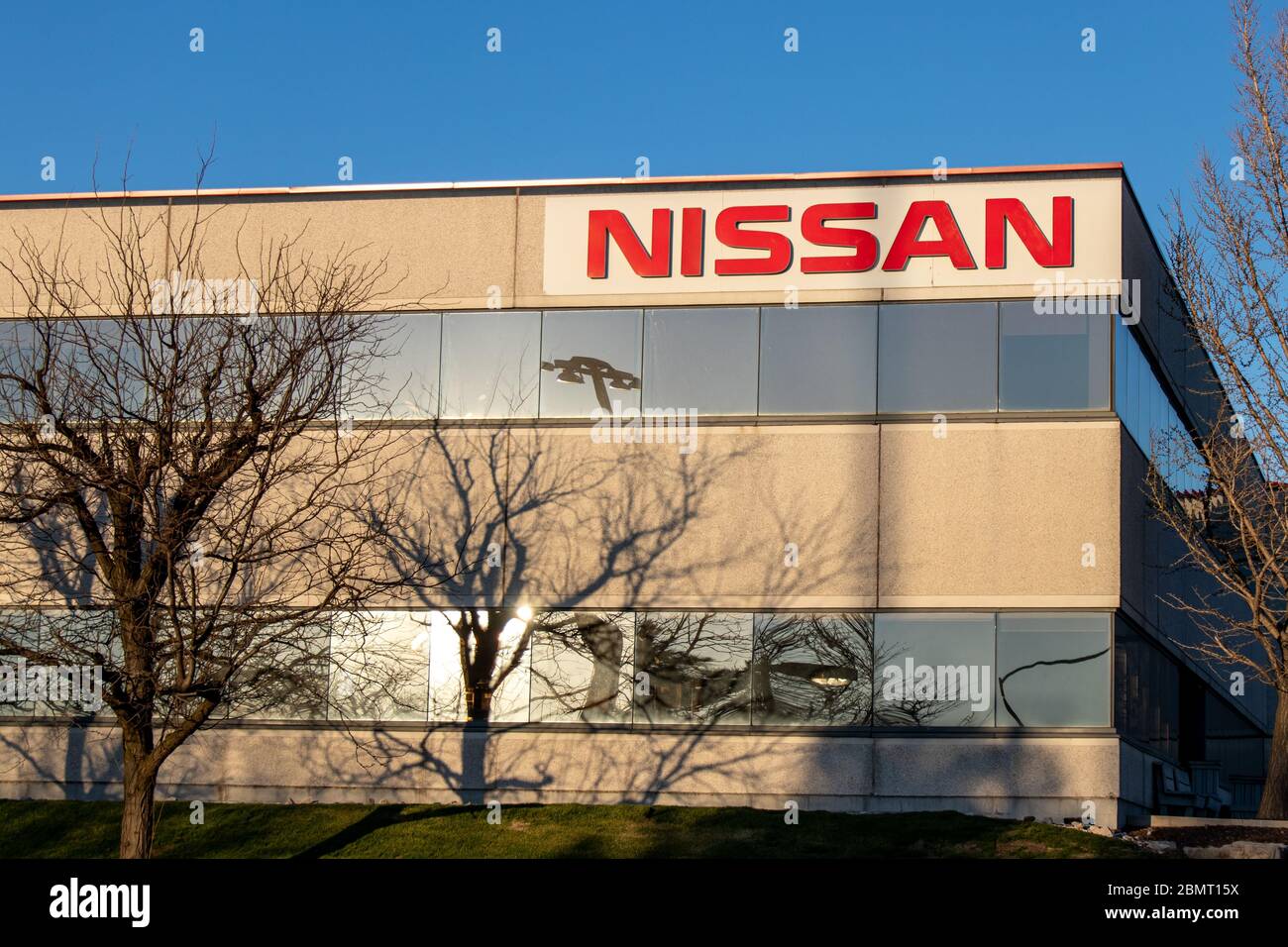 Logo Nissan Motor Co. Sur le côté de leur siège social canadien (Nissan Canada Inc.) près de Toronto. Banque D'Images