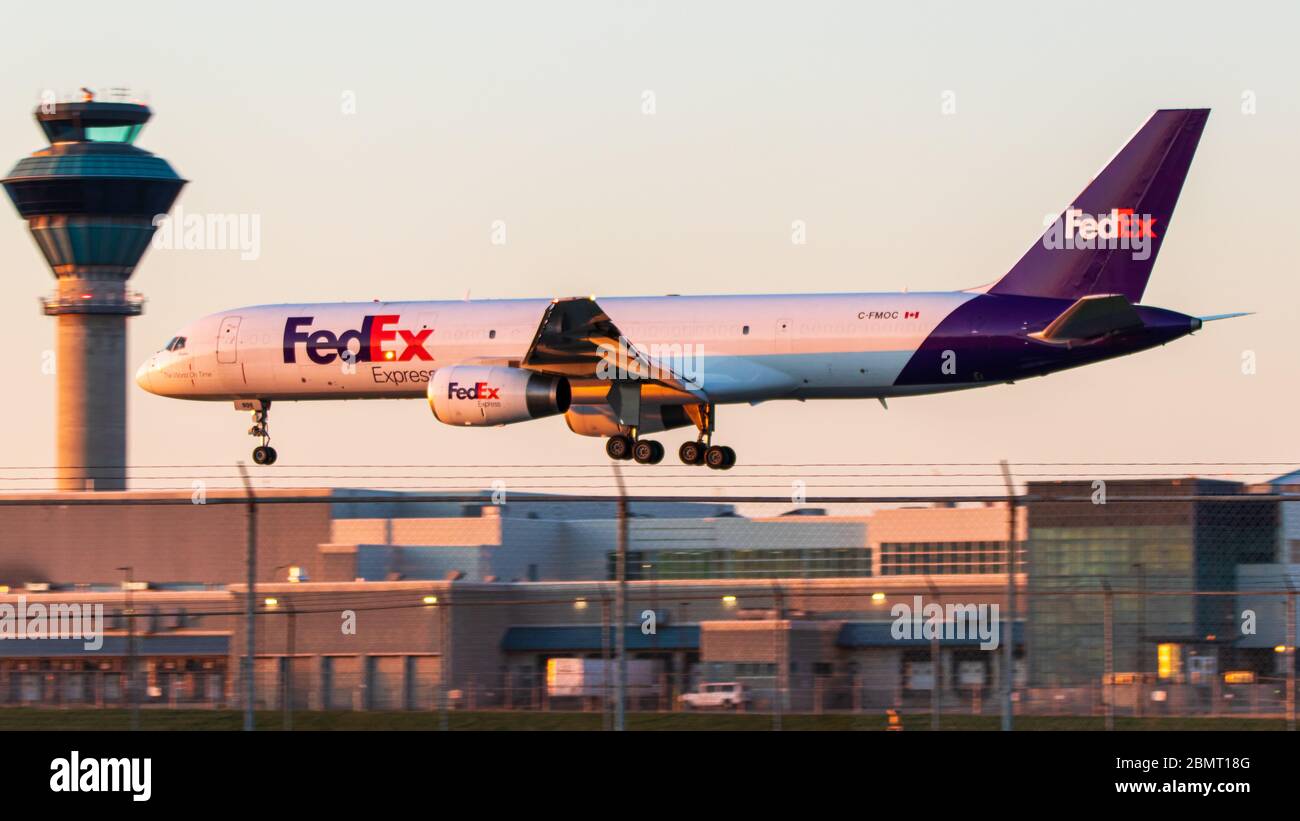 FedEx Express, un Boeing 757-F qui débarque à l'aéroport Pearson de Toronto tard dans la journée. Banque D'Images