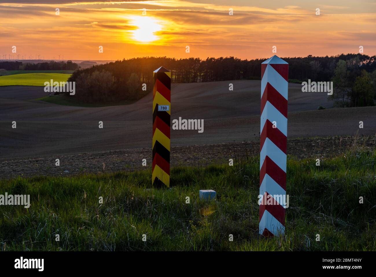 La frontière entre la Pologne et l'Allemagne. Postes frontaliers à la frontière au coucher du soleil Banque D'Images
