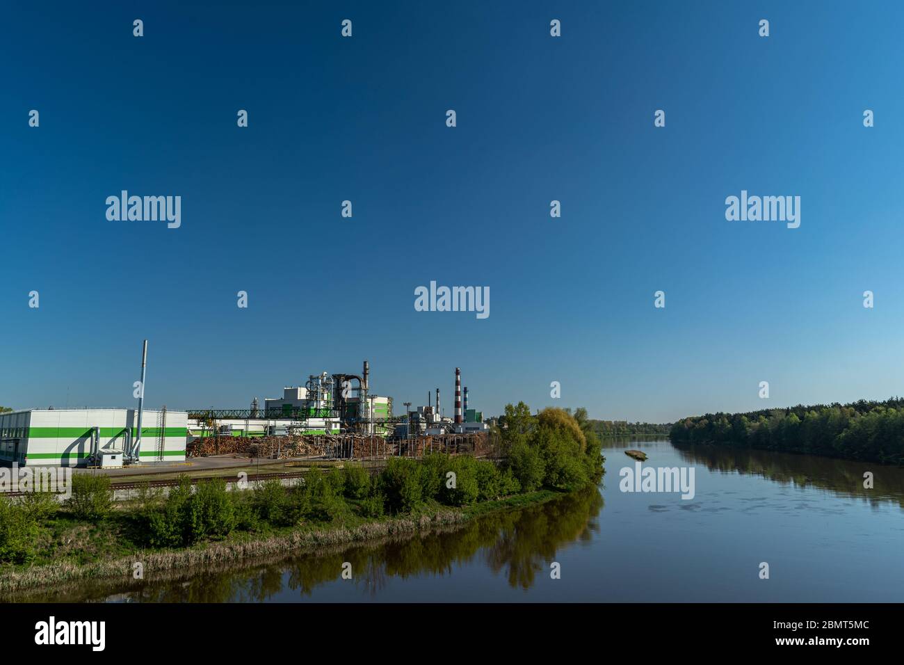 panorama d'une usine de travail du bois. Arrêt de la production en raison du coronovirus. Nettoyer la planète. Usine sans émissions dans l'atmosphère. Banque D'Images