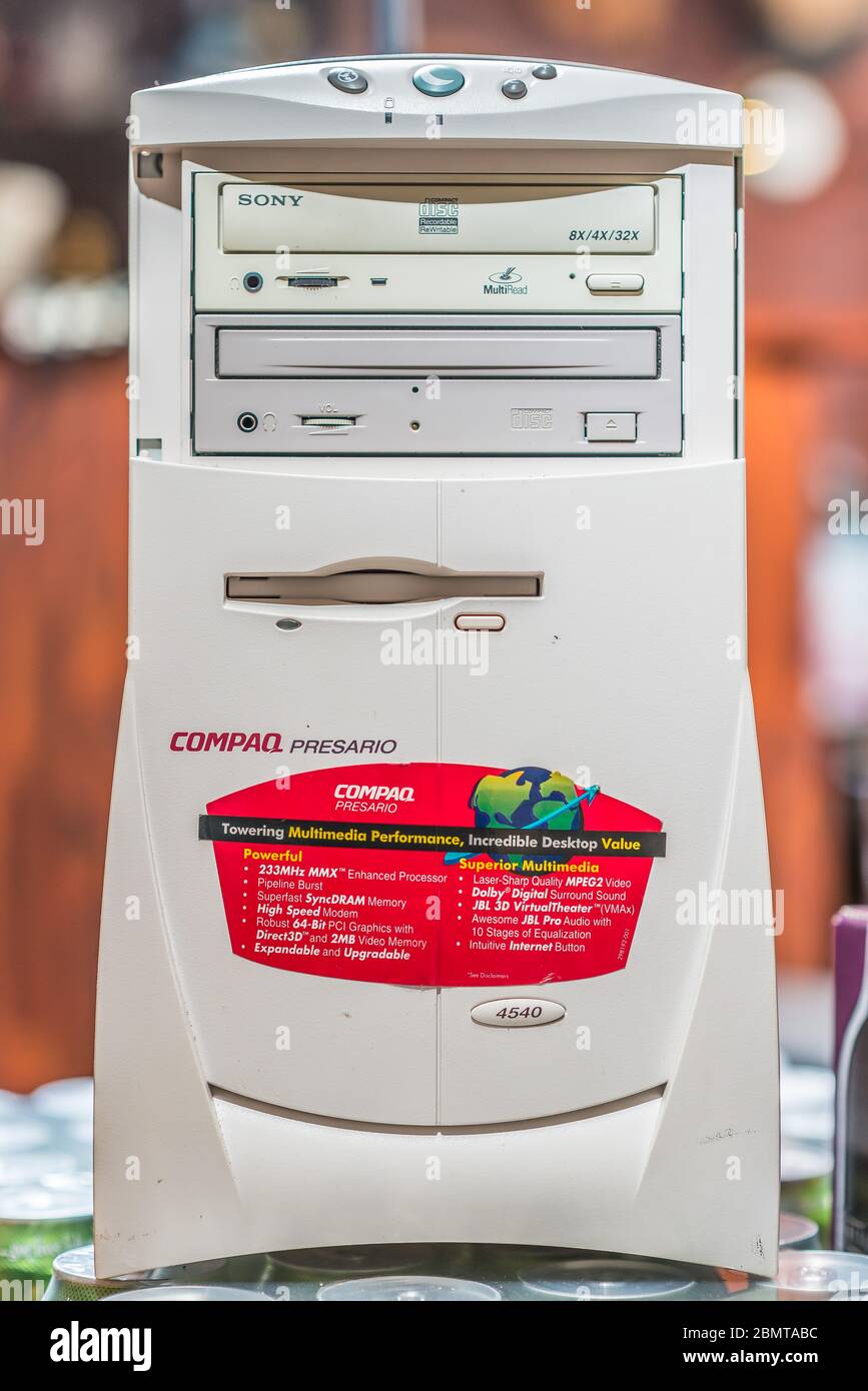 Göteborg, Suède - juillet 29 2014 : avant d'un ordinateur Compaq Presario 4540 avec processeur AMD K6 MMX 233 MHz. Banque D'Images