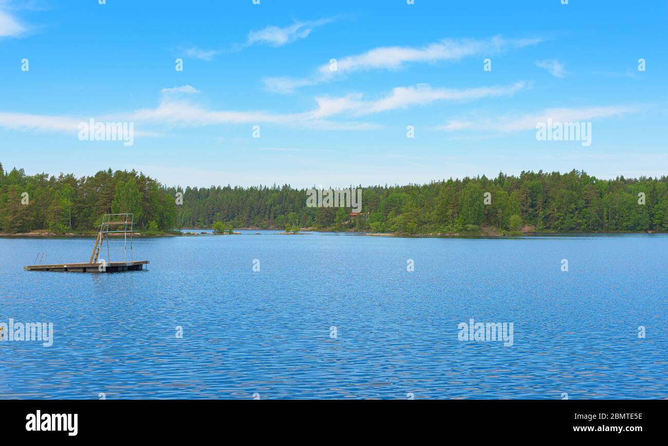 Petit flotteur avec une tour de plongée dans un lac en été. Banque D'Images
