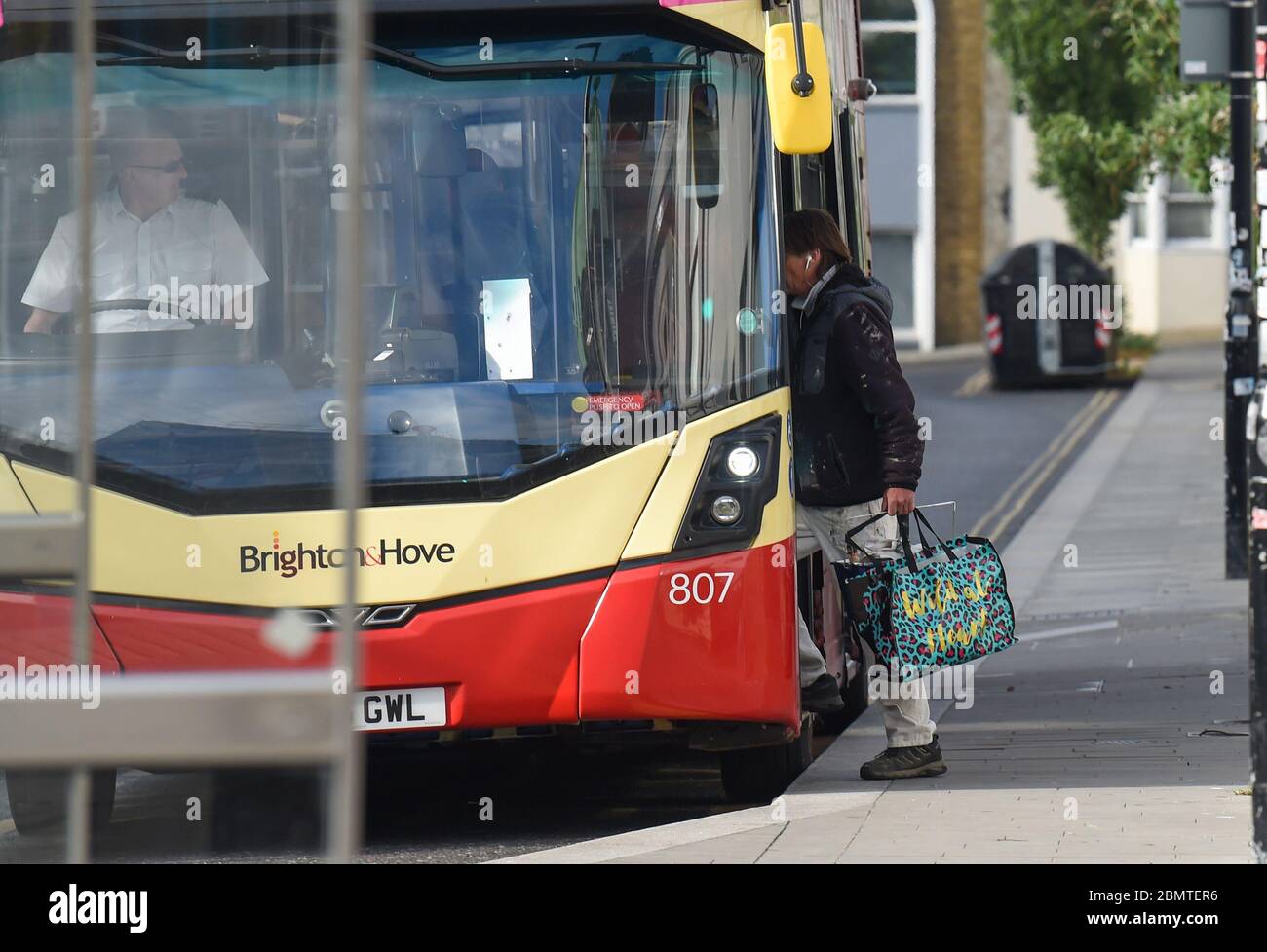 Brighton Royaume-Uni 11 mai 2020 - des personnes attrapent des bus devant la gare ferroviaire de Brighton le matin après que le Premier ministre britannique Boris Johnson ait annoncé les nouvelles lignes directrices sur la restriction du verrouillage et le slogan « alerte de sécurité » pendant la pandémie du coronavirus COVID-19. : crédit Simon Dack / Alamy Live News Banque D'Images