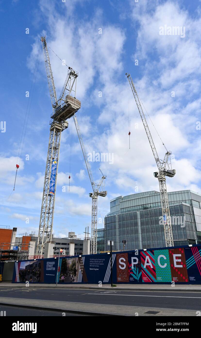 Brighton Royaume-Uni 11 mai 2020 - ouvriers de la construction au nouveau quartier Edward Street à Brighton le matin après que le Premier ministre britannique Boris Johnson ait annoncé les nouvelles lignes directrices de restriction de verrouillage et le slogan « alerte de détection » pendant la pandémie du coronavirus COVID-19. : crédit Simon Dack / Alamy Live News Banque D'Images