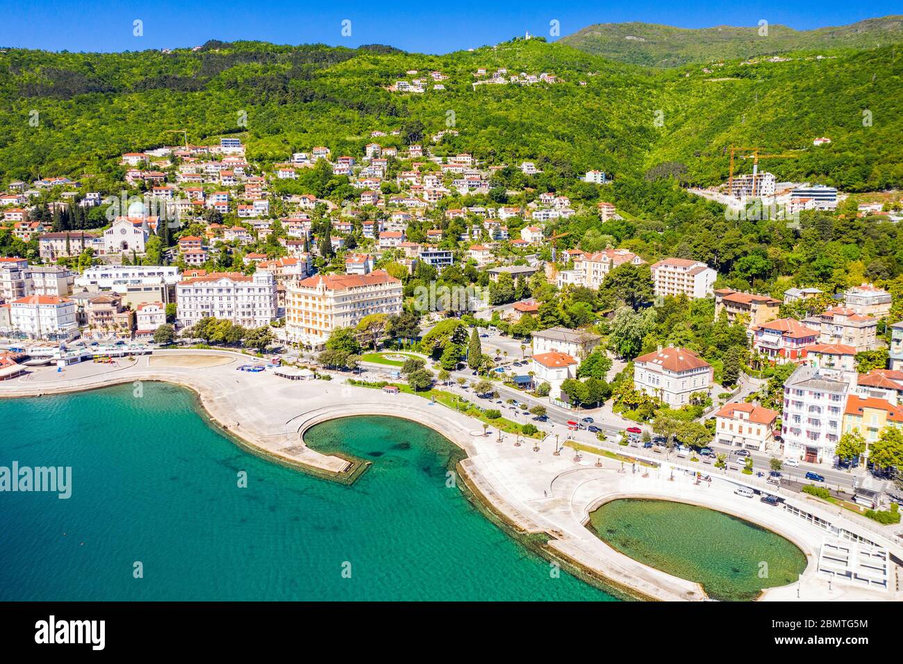 Croatie, ville d'Opatija, station touristique populaire, vue panoramique aérienne de la belle côte de Kvarner Banque D'Images