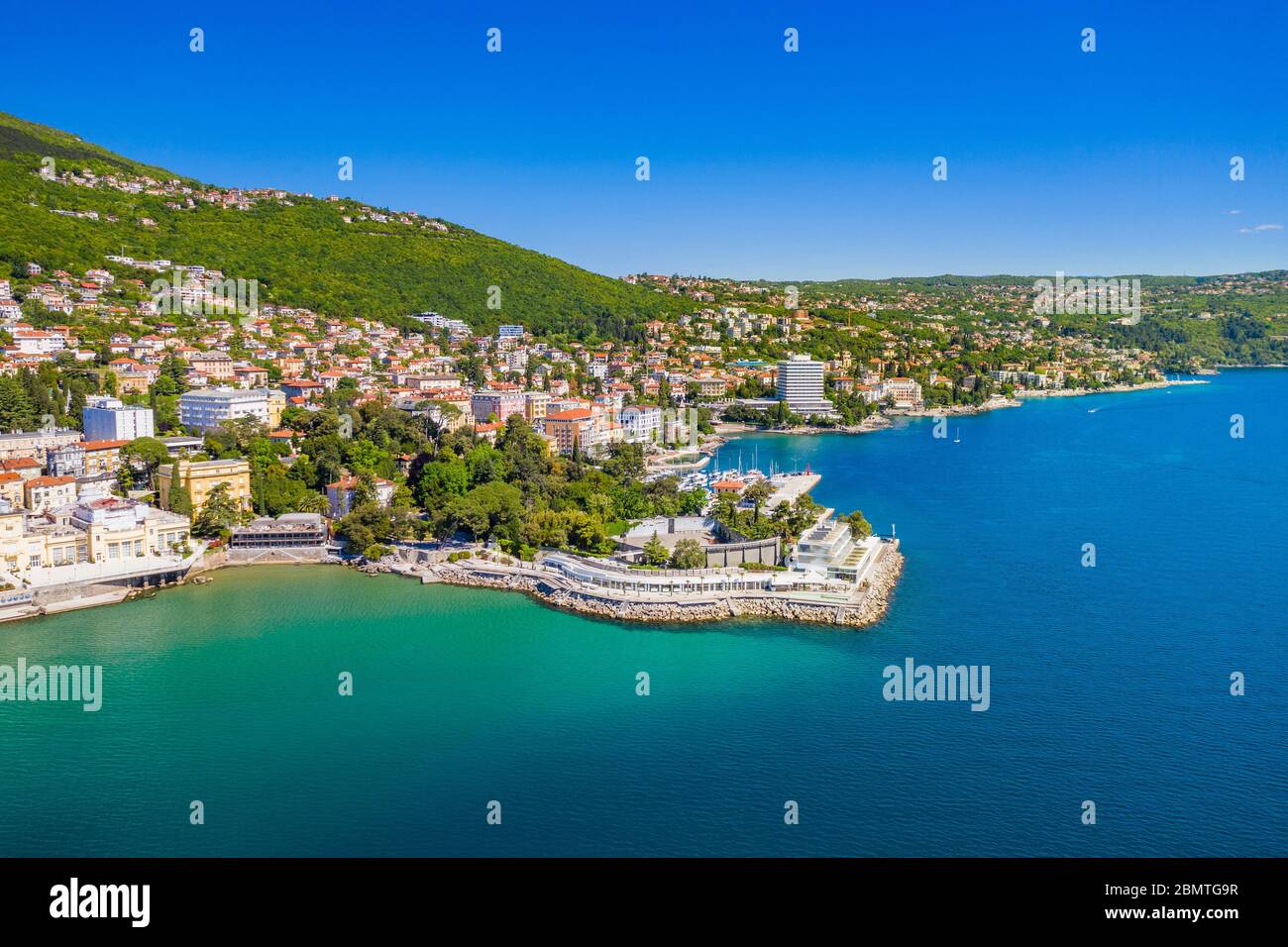 Croatie, côte Adriatique, belle ville d'Opatija et Volosko, station touristique populaire, vue aérienne sur la côte, baie de Kvarner Banque D'Images