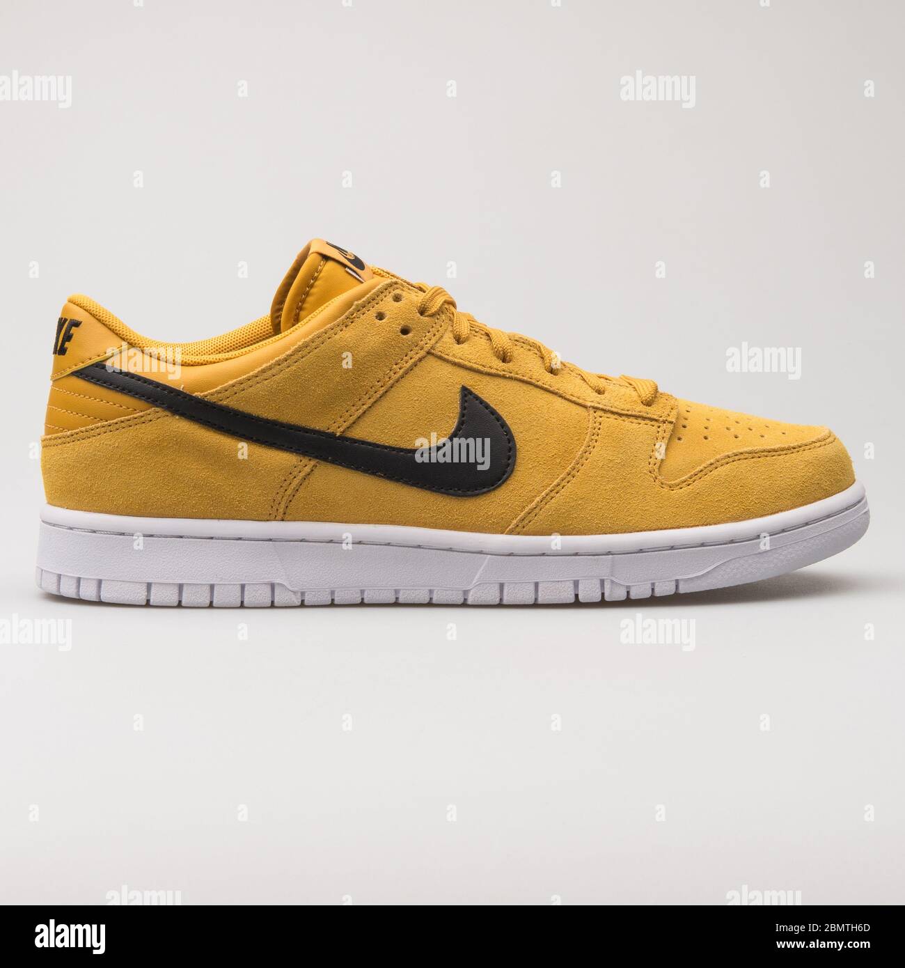 VIENNE AUTRICHE 12 JANVIER 2018 sneaker basse Nike Dunk jaune