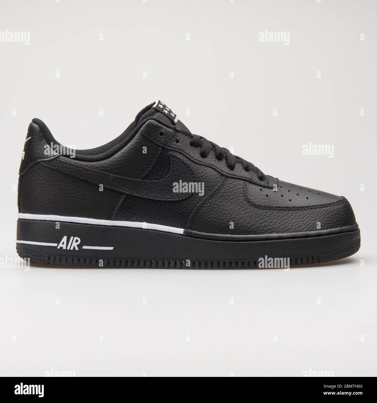 VIENNE, AUTRICHE - 12 JANVIER 2018 : sneaker Nike Air Force 1 07 noir et  blanc sur fond blanc Photo Stock - Alamy