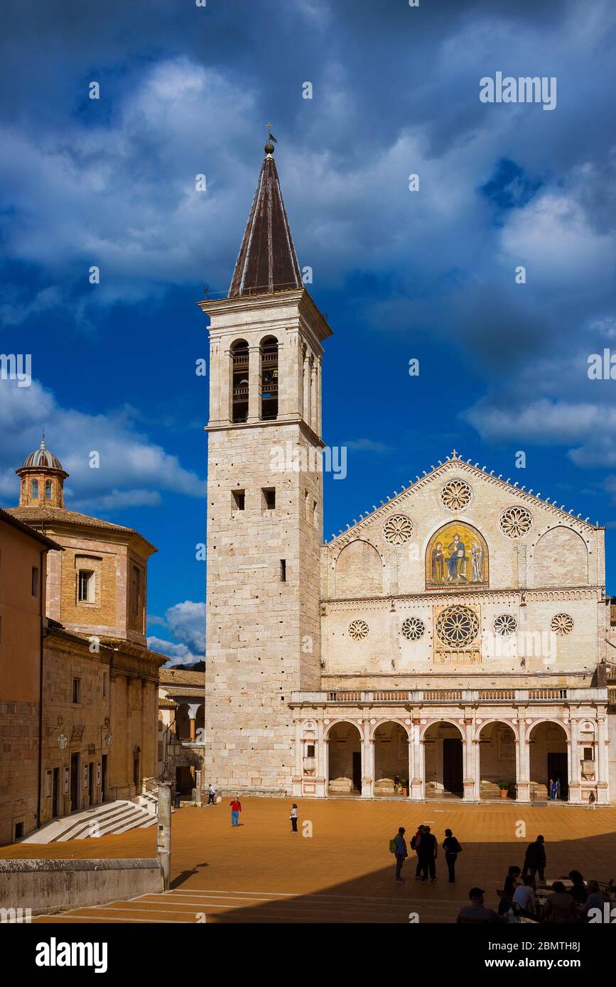 Les touristes visitent la célèbre et belle cathédrale de Spoleto en Ombrie Banque D'Images