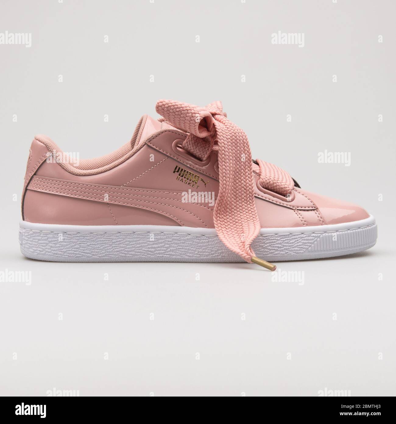 VIENNE, AUTRICHE - 12 JANVIER 2018 : Puma basket coeur rose et blanc  sneaker sur fond blanc Photo Stock - Alamy