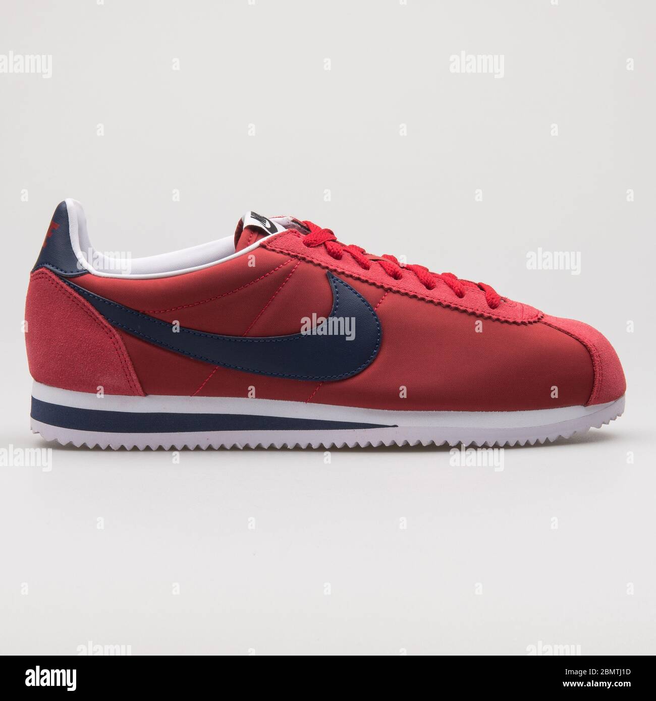 VIENNE, AUTRICHE - 14 FÉVRIER 2018 : sneaker Nike Classic Cortez Nylon rouge,  bleu marine et blanc sur fond blanc Photo Stock - Alamy