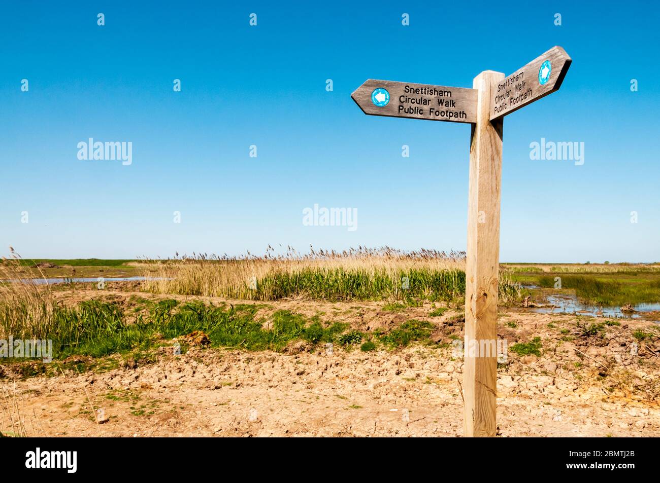 Une pancarte pour le sentier public de la promenade circulaire de Snettisham à travers le marais récupéré menant aux rives de la Washington. Banque D'Images