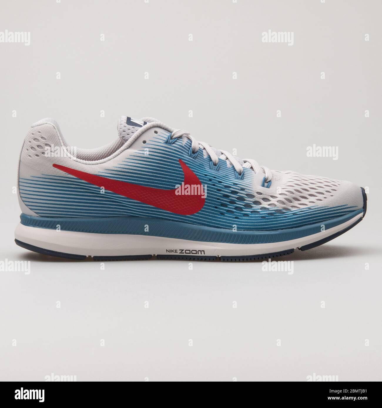 VIENNE, AUTRICHE - 14 FÉVRIER 2018 : sneaker Nike Air Zoom Pegasus 34  blanche, bleue et rouge sur fond blanc Photo Stock - Alamy