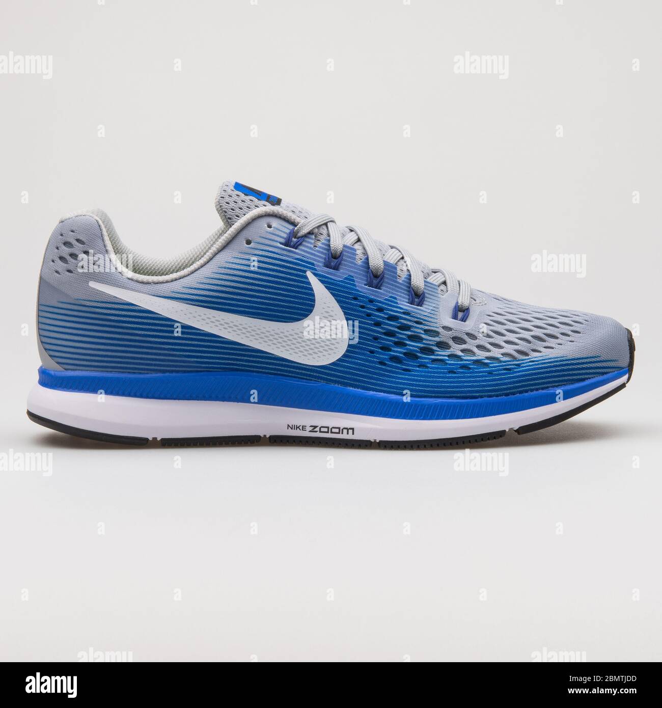 VIENNE, AUTRICHE - 14 FÉVRIER 2018 : sneaker Nike Air Zoom Pegasus 34 bleue  et grise sur fond blanc Photo Stock - Alamy