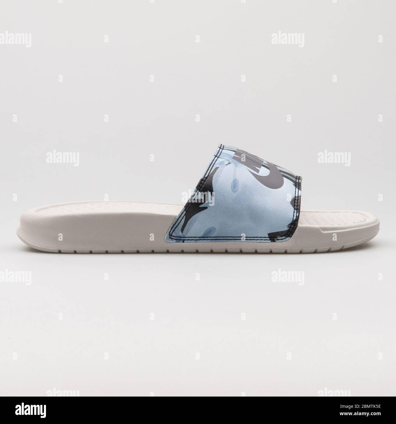 VIENNE, AUTRICHE - 19 FÉVRIER 2018 : Nike Benassi JDI Print beige, bleu et  noir santal sur fond blanc Photo Stock - Alamy