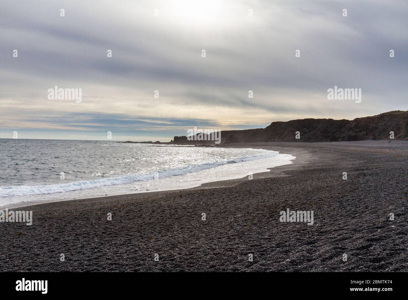 Vue sur Djúpalónssandur, une plage de sable noir au pied de Snæfellsjökull, péninsule de Snæfellsnes, Islande. Banque D'Images