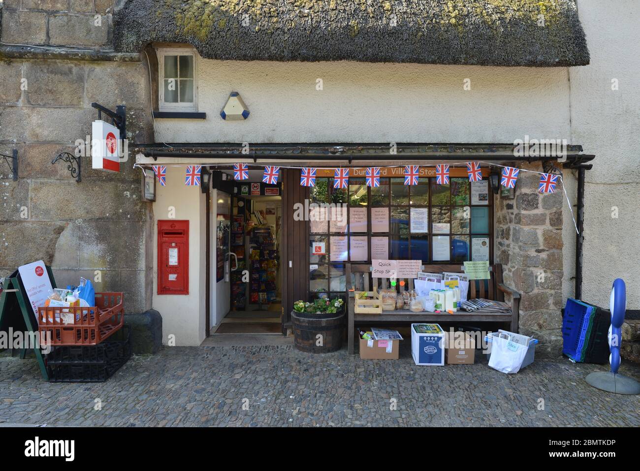 Village Store & Post Office, Dunsford, Devon - précautions à prendre pour le coronavirus - mise à niveau de la journée VE Union Jack Banque D'Images