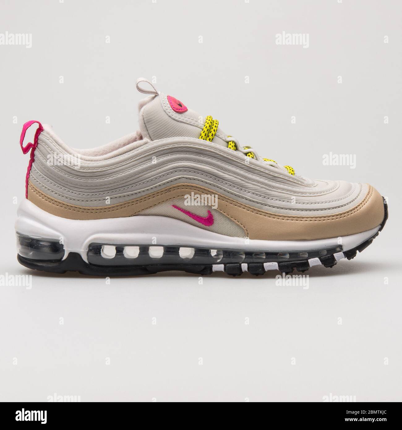 VIENNE AUTRICHE 19 FEVRIER 2018 sneaker Nike Air Max 97 beige kaki et rose sur fond blanc Photo Stock Alamy