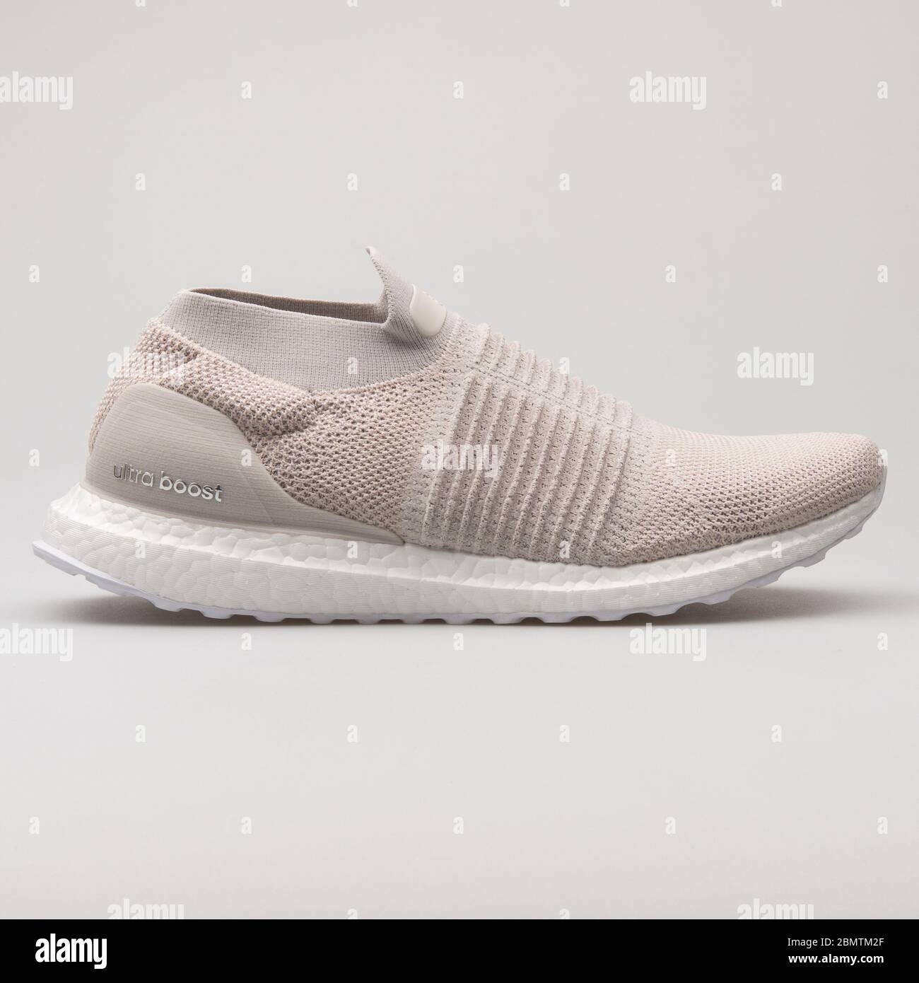 VIENNE, AUTRICHE - 19 FÉVRIER 2018 : sneaker sans lacets Adidas Ultra Boost  beige sur fond blanc Photo Stock - Alamy